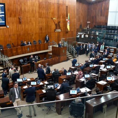 A Assembleia Legislativa aprovou, nesta terça-feira (22), a flexibilização da Lei Kiss, que trata da proteção e prevenção contra incêndio no Rio Grande do Sul. Com as mudanças trazidas pelo projeto de lei complementar, um conjunto de 991 diferentes tipos de empresas não precisarão mais emitir os alvarás de incêndio junto aos Bombeiros antes de abrir as portas.<!-- NICAID(15272982) -->