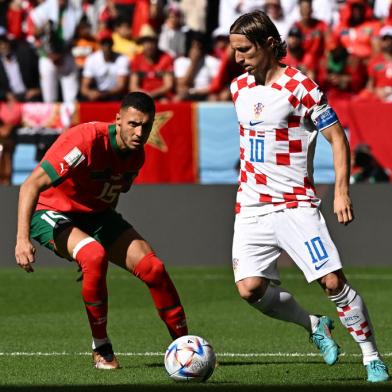 Croatias midfielder #10 Luka Modric is challenged by Moroccos midfielder #15 Selim Amallah during the Qatar 2022 World Cup Group F football match between Morocco and Croatia at the Al-Bayt Stadium in Al Khor, north of Doha on November 23, 2022. (Photo by MANAN VATSYAYANA / AFP)Editoria: SPOLocal: Al KhorIndexador: MANAN VATSYAYANASecao: soccerFonte: AFPFotógrafo: STF<!-- NICAID(15273232) -->