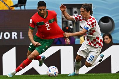 Croatias midfielder #10 Luka Modric grabs the jersey of Moroccos defender #02 Achraf Hakimi as they fight for the ball during the Qatar 2022 World Cup Group F football match between Morocco and Croatia at the Al-Bayt Stadium in Al Khor, north of Doha on November 23, 2022. (Photo by MANAN VATSYAYANA / AFP)Editoria: SPOLocal: Al KhorIndexador: MANAN VATSYAYANASecao: soccerFonte: AFPFotógrafo: STF<!-- NICAID(15273246) -->