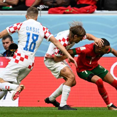 Croatias defender #19 Borna Sosa and Moroccos midfielder #07 Hakim Ziyech (R) fight for the ball during the Qatar 2022 World Cup Group F football match between Morocco and Croatia at the Al-Bayt Stadium in Al Khor, north of Doha on November 23, 2022. (Photo by OZAN KOSE / AFP)Editoria: SPOLocal: Al KhorIndexador: OZAN KOSESecao: soccerFonte: AFPFotógrafo: STF<!-- NICAID(15273255) -->