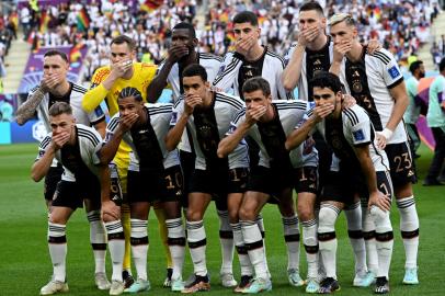 Players of Germany gesture as they pose for the group picture ahead of the Qatar 2022 World Cup Group E football match between Germany and Japan at the Khalifa International Stadium in Doha on November 23, 2022. (Photo by Ina Fassbender / AFP)Editoria: SPOLocal: DohaIndexador: INA FASSBENDERSecao: soccerFonte: AFPFotógrafo: STR<!-- NICAID(15273399) -->