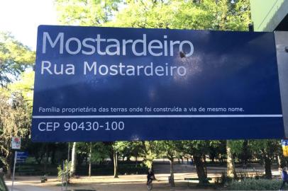 Placa da Rua Mostardeiro em 2022<!-- NICAID(15273406) -->