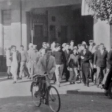 Filme de 1963 da Metalúrgica Abramo Eberle, destacando a produção na Fábrica 1 da Metalúrgica Abramo Eberle (Rua Sinimbu), saída de trabalhadores e imagens da Fábrica 2 (Maesa). Filme, produzido pelo cineasta Nazareno Michelin, integra a programação do 2º Encontro Nacional Arte e Patrimônio Industrial, que ocorre até o sexta (25), na Universidade de Caxias do Sul.<!-- NICAID(15272663) -->