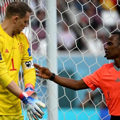 An assistant referee checks on the the captain-s armband on Germanys goalkeeper #01 Manuel Neuer ahead of the Qatar 2022 World Cup Group E football match between Germany and Japan at the Khalifa International Stadium in Doha on November 23, 2022. (Photo by INA FASSBENDER / AFP)Editoria: SPOLocal: DohaIndexador: INA FASSBENDERSecao: soccerFonte: AFPFotógrafo: STR<!-- NICAID(15273413) -->