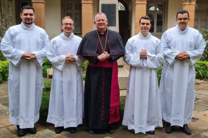 No dia 25 de novembro, a Arquidiocese de Porto Alegre está em festa com a ordenação diaconal de quatro jovens seminaristas. Da esquerda para a direita: Lucas Lacerda, Darlan Schwaab, Dom Jaime Spengler, Danton Pereira e Rodrigo Rubi<!-- NICAID(15273235) -->