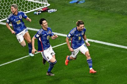 Japans midfielder #08 Ritsu Doan (R) celebrates scoring his teams first goal during the Qatar 2022 World Cup Group E football match between Germany and Japan at the Khalifa International Stadium in Doha on November 23, 2022. (Photo by Anne-Christine POUJOULAT / AFP)Editoria: SPOLocal: DohaIndexador: ANNE-CHRISTINE POUJOULATSecao: soccerFonte: AFPFotógrafo: STF<!-- NICAID(15273538) -->