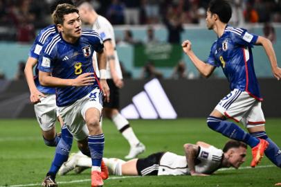 Japans midfielder #08 Ritsu Doan celebrates scoring his teams first goal during the Qatar 2022 World Cup Group E football match between Germany and Japan at the Khalifa International Stadium in Doha on November 23, 2022. (Photo by Jewel SAMAD / AFP)Editoria: SPOLocal: DohaIndexador: JEWEL SAMADSecao: soccerFonte: AFPFotógrafo: STF<!-- NICAID(15273544) -->