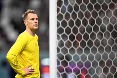 Germanys goalkeeper #01 Manuel Neuer reacts after losing 2-1 to Japan in the Qatar 2022 World Cup Group E football match between Germany and Japan at the Khalifa International Stadium in Doha on November 23, 2022. (Photo by Philip FONG / AFP)Editoria: SPOLocal: DohaIndexador: PHILIP FONGSecao: soccerFonte: AFPFotógrafo: STF<!-- NICAID(15273563) -->