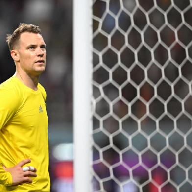 Germanys goalkeeper #01 Manuel Neuer reacts after losing 2-1 to Japan in the Qatar 2022 World Cup Group E football match between Germany and Japan at the Khalifa International Stadium in Doha on November 23, 2022. (Photo by Philip FONG / AFP)Editoria: SPOLocal: DohaIndexador: PHILIP FONGSecao: soccerFonte: AFPFotógrafo: STF<!-- NICAID(15273563) -->