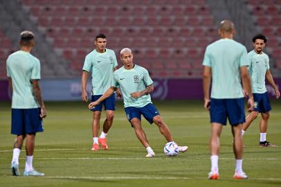 Brazils forward Richarlison (C) takes part in a training session at Al Arabi SC stadium in Doha on November 23, 2022, on the eve of the Qatar 2022 World Cup football match between Brazil and Serbia. (Photo by NELSON ALMEIDA / AFP)<!-- NICAID(15273672) -->