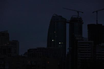 This photograph shows a view of Kyiv during a partial blackout in the Ukrainian capital on November 22, 2022. - The World Health Organization warned that the upcoming winter would be life-threatening for millions of Ukrainians after a series of devastating Russian attacks on the countrys energy grid. (Photo by Sergei SUPINSKY / AFP)<!-- NICAID(15273818) -->