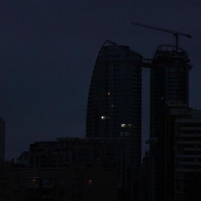 This photograph shows a view of Kyiv during a partial blackout in the Ukrainian capital on November 22, 2022. - The World Health Organization warned that the upcoming winter would be life-threatening for millions of Ukrainians after a series of devastating Russian attacks on the countrys energy grid. (Photo by Sergei SUPINSKY / AFP)<!-- NICAID(15273818) -->