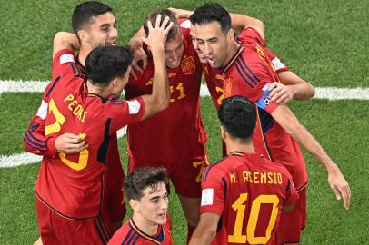 Spains forward #21 Dani Olmo celebrates scoring his teams first goal during the Qatar 2022 World Cup Group E football match between Spain and Costa Rica at the Al-Thumama Stadium in Doha on November 23, 2022. (Photo by MANAN VATSYAYANA / AFP)Editoria: SPOLocal: DohaIndexador: MANAN VATSYAYANASecao: soccerFonte: AFPFotógrafo: STF<!-- NICAID(15273677) -->