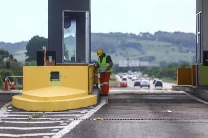 Grupo CCR, nova administradora das BRs 101 e 386, freeway e Rodovia do Parque, deve cobrar pedágio de R$ 4,30. Na foto: Praça de pedágio de Santo Antônio da Patrulha  Indexador: ISADORA NEUMANN<!-- NICAID(13914912) -->