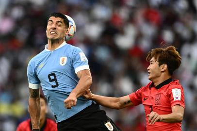 Uruguays forward #09 Luis Suarez (L) fights for the ball with South Koreas defender #03 Kim Jin-su (R) during the Qatar 2022 World Cup Group H football match between Uruguay and South Korea at the Education City Stadium in Al-Rayyan, west of Doha on November 24, 2022. (Photo by Jewel SAMAD / AFP)Editoria: SPOLocal: DohaIndexador: JEWEL SAMADSecao: soccerFonte: AFPFotógrafo: STF<!-- NICAID(15274774) -->