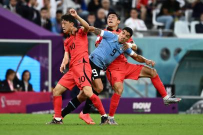 Uruguays forward #09 Luis Suarez (C) fights for the ball with South Koreas midfielder #10 Lee Jae-sung (L) and South Koreas defender #04 Kim Min-jae (R) during the Qatar 2022 World Cup Group H football match between Uruguay and South Korea at the Education City Stadium in Al-Rayyan, west of Doha on November 24, 2022. (Photo by Jewel SAMAD / AFP)Editoria: SPOLocal: DohaIndexador: JEWEL SAMADSecao: soccerFonte: AFPFotógrafo: STF<!-- NICAID(15274850) -->