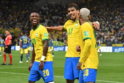 Brazils Lucas Paqueta (C) celebrates with teammates Vinicius Junior (L) and Neymar after scoring against Colombia during the South American qualification football match for the FIFA World Cup Qatar 2022, at the Neo Quimica Arena, previously known as Arena Corinthians, in Sao Paulo, Brazil, on November 11, 2021. (Photo by NELSON ALMEIDA / AFP)Editoria: SPOLocal: Sao PauloIndexador: NELSON ALMEIDASecao: soccerFonte: AFPFotógrafo: STF<!-- NICAID(14939077) -->