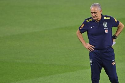 Brazils coach Tite walks during a training session at the Al Arabi SC Stadium in Doha on November 20, 2022, just moments before the kick-off of the Qatar 2022 World Cup football tournament. (Photo by NELSON ALMEIDA / AFP)Editoria: SPOLocal: DohaIndexador: NELSON ALMEIDASecao: soccerFonte: AFPFotógrafo: STF<!-- NICAID(15274872) -->