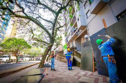 Porto Alegre, RS, Brasil 24/11/2022:*A PEDIDO DE JOCIMAR FARINA* Tapumes começam a ser instalados para as obras de revitalização do viaduto Otávio Rocha, na Avenida Borges de Medeiros - Foto: Alex Rocha/PMPA<!-- NICAID(15275048) -->