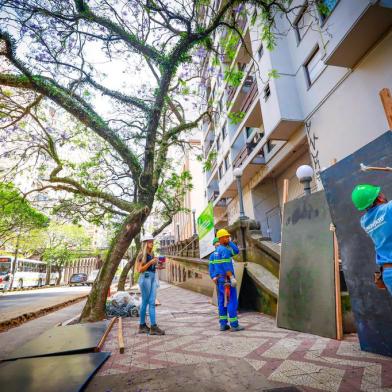 Porto Alegre, RS, Brasil 24/11/2022:*A PEDIDO DE JOCIMAR FARINA* Tapumes começam a ser instalados para as obras de revitalização do viaduto Otávio Rocha, na Avenida Borges de Medeiros - Foto: Alex Rocha/PMPA<!-- NICAID(15275048) -->