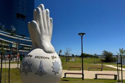 O novo Parque do Pontal, em Porto Alegre. ganhou um monumento inter-religioso, concebido pelo rabino Guershon Kwasniewski, da Sociedade Israelita Brasileira de Cultura e Beneficência (Sibra), e executado pela artista Ivone de Fátima Torzeschi, com recursos da ONG KAICIID Dialogue Centre, com sede em Portugal.<!-- NICAID(15275164) -->