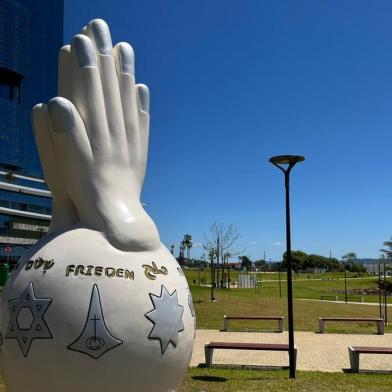 O novo Parque do Pontal, em Porto Alegre. ganhou um monumento inter-religioso, concebido pelo rabino Guershon Kwasniewski, da Sociedade Israelita Brasileira de Cultura e Beneficência (Sibra), e executado pela artista Ivone de Fátima Torzeschi, com recursos da ONG KAICIID Dialogue Centre, com sede em Portugal.<!-- NICAID(15275164) -->