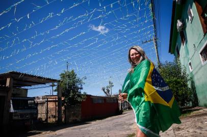 PORTO ALEGRE, RS, BRASIL - 2022.11.24 - Rua Baltimore, na restinga, está decorada para os jogos do Brasil na copa. Marisete resolveu decorar a rua, hábito que o marido tinha de fazer, antes de falecer de covid - Foto: André Ávila/Agência RBS<!-- NICAID(15275321) -->