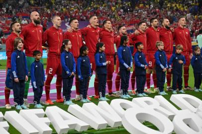 Serbia players pose for a team photograph ahead of the Qatar 2022 World Cup Group G football match between Brazil and Serbia at the Lusail Stadium in Lusail, north of Doha on November 24, 2022. (Photo by NELSON ALMEIDA / AFP)<!-- NICAID(15275528) -->