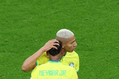 Brazils forward #09 Richarlison celebrates with Brazils forward #10 Neymar after scoring his teams first goal during the Qatar 2022 World Cup Group G football match between Brazil and Serbia at the Lusail Stadium in Lusail, north of Doha on November 24, 2022. (Photo by Giuseppe CACACE / AFP)Editoria: SPOLocal: DohaIndexador: GIUSEPPE CACACESecao: soccerFonte: AFPFotógrafo: STF<!-- NICAID(15275585) -->