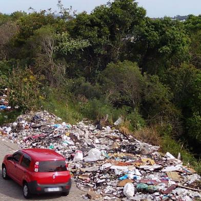 A Secretaria Municipal do Meio Ambiente (Semma) de Caxias do Sul está utilizando armadilhas fotográficas para flagrar descarte irregular de lixo na cidade.Os equipamentos, que funcionam como uma câmera digital acionada por movimento, já fotografaram e filmaram três flagrantes nos últimos 30 dias. <!-- NICAID(15275530) -->