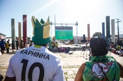 24/11/2022 - PORTO ALEGRE, RS - Na Capital, telão é instalado para o público assistir os jogos da seleção durante a Copa do Mundo, no Qatar. FOTO: André Ávila, Agência RBS<!-- NICAID(15275496) -->