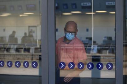 PORTO ALEGRE, RS, BRASIL, 24/11/2022-Recomendação da Anvisa que exige a volta da obrigatoriedade do uso de máscaras em aeroportos e aviões no Brasil.Foto: Ronaldo Bernardi / Agencia RBS<!-- NICAID(15276202) -->