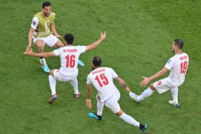 Irans defender #15 Roozbeh Cheshmi celebrates scoring his teams first goal during the Qatar 2022 World Cup Group B football match between Wales and Iran at the Ahmad Bin Ali Stadium in Al-Rayyan, west of Doha on November 25, 2022. (Photo by Antonin THUILLIER / AFP)Editoria: SPOLocal: DohaIndexador: ANTONIN THUILLIERSecao: soccerFonte: AFPFotógrafo: STF<!-- NICAID(15276246) -->