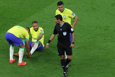 Iranian referee Alireza Faghani looks at Brazils forward #10 Neymar as he sits on the ground during the Qatar 2022 World Cup Group G football match between Brazil and Serbia at the Lusail Stadium in Lusail, north of Doha on November 24, 2022. (Photo by Giuseppe CACACE / AFP)Editoria: SPOLocal: DohaIndexador: GIUSEPPE CACACESecao: soccerFonte: AFPFotógrafo: STF<!-- NICAID(15275596) -->