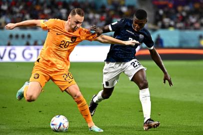 Netherlands midfielder #20 Teun Koopmeiners fights for the ball with Ecuadors midfielder #23 Moises Caicedo during the Qatar 2022 World Cup Group A football match between the Netherlands and Ecuador at the Khalifa International Stadium in Doha on November 25, 2022. (Photo by Anne-Christine POUJOULAT / AFP)Editoria: SPOLocal: DohaIndexador: ANNE-CHRISTINE POUJOULATSecao: soccerFonte: AFPFotógrafo: STF<!-- NICAID(15276566) -->