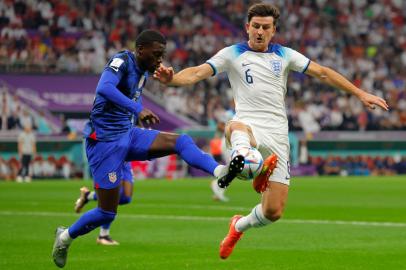 USAs forward #21 Timothy Weah (L) fights for the ball with Englands defender #06 Harry Maguire during the Qatar 2022 World Cup Group B football match between England and USA at the Al-Bayt Stadium in Al Khor, north of Doha on November 25, 2022. (Photo by Odd ANDERSEN / AFP)Editoria: SPOLocal: Al KhorIndexador: ODD ANDERSENSecao: soccerFonte: AFPFotógrafo: STF<!-- NICAID(15276766) -->