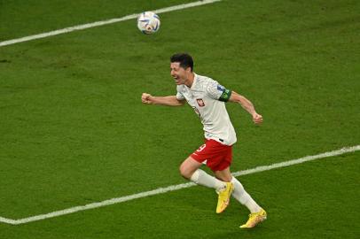 Polands forward #09 Robert Lewandowski celebrates scoring his teams second goal during the Qatar 2022 World Cup Group C football match between Poland and Saudi Arabia at the Education City Stadium in Al-Rayyan, west of Doha on November 26, 2022. (Photo by MANAN VATSYAYANA / AFP)Editoria: SPOLocal: DohaIndexador: MANAN VATSYAYANASecao: soccerFonte: AFPFotógrafo: STF<!-- NICAID(15277461) -->