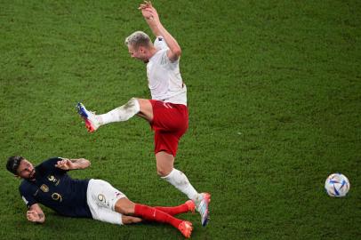 Frances forward #09 Olivier Giroud fights for the ball with Denmarks defender #03 Victor Nelsson during the Qatar 2022 World Cup Group D football match between France and Denmark at Stadium 974 in Doha on November 26, 2022. (Photo by Anne-Christine POUJOULAT / AFP)Editoria: SPOLocal: DohaIndexador: ANNE-CHRISTINE POUJOULATSecao: soccerFonte: AFPFotógrafo: STF<!-- NICAID(15277569) -->