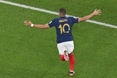 Frances forward #10 Kylian Mbappe celebrates scoring his teams first goal during the Qatar 2022 World Cup Group D football match between France and Denmark at Stadium 974 in Doha on November 26, 2022. (Photo by Antonin THUILLIER / AFP)Editoria: SPOLocal: DohaIndexador: ANTONIN THUILLIERSecao: soccerFonte: AFPFotógrafo: STF<!-- NICAID(15277617) -->