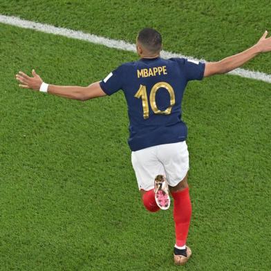 Frances forward #10 Kylian Mbappe celebrates scoring his teams first goal during the Qatar 2022 World Cup Group D football match between France and Denmark at Stadium 974 in Doha on November 26, 2022. (Photo by Antonin THUILLIER / AFP)Editoria: SPOLocal: DohaIndexador: ANTONIN THUILLIERSecao: soccerFonte: AFPFotógrafo: STF<!-- NICAID(15277617) -->