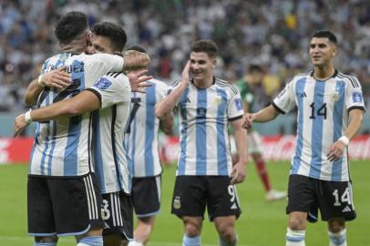 Enzo Fernandez marca o segundo gol da Argentina em partida contra o México pela Copa do Mundo. Na imagem,comemoração da Seleção Argentina.<!-- NICAID(15277701) -->