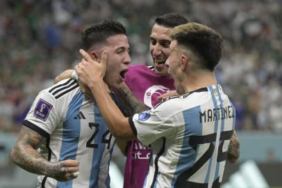 Enzo Fernandez marca o segundo gol da Argentina em partida contra o México pela Copa do Mundo<!-- NICAID(15277699) -->