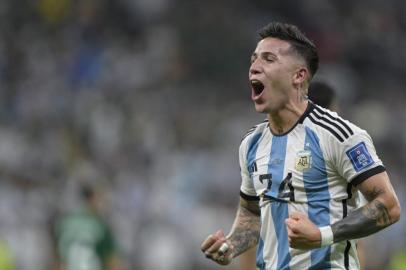 Enzo Fernandez marca o segundo gol da Argentina em partida contra o México pela Copa do Mundo<!-- NICAID(15277697) -->