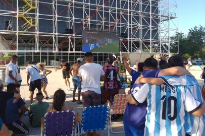 Cristian Barbiei e outros torcedores argentinos acompanharam a partida da Seleção Argentina contra o México.Os torcedores estão na cidade argentina de Rosário.<!-- NICAID(15277705) -->