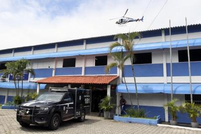 Policiais ficam na entrada do Centro Educacional Praia de Coqueiral, uma das duas escolas onde ocorreu um tiroteio, após um homem armado abrir fogo, em Aracruz, Espírito Santo, Brasil, em 25 de novembro de 2022.<!-- NICAID(15277767) -->