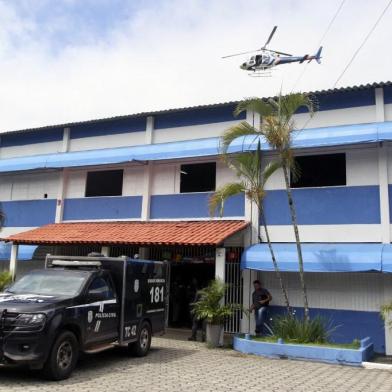 Policiais ficam na entrada do Centro Educacional Praia de Coqueiral, uma das duas escolas onde ocorreu um tiroteio, após um homem armado abrir fogo, em Aracruz, Espírito Santo, Brasil, em 25 de novembro de 2022.<!-- NICAID(15277767) -->