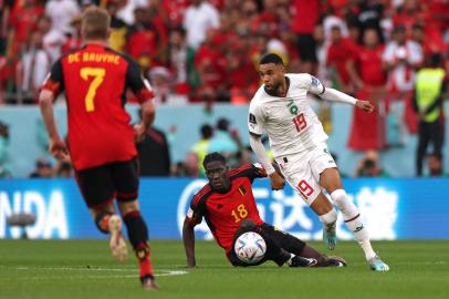 Moroccos forward #19 Youssef En-Nesyri runs with the ball past Belgiums midfielder #18 Amadou Onana during the Qatar 2022 World Cup Group F football match between Belgium and Morocco at the Al-Thumama Stadium in Doha on November 27, 2022. (Photo by Fadel Senna / AFP)Editoria: SPOLocal: DohaIndexador: FADEL SENNASecao: soccerFonte: AFPFotógrafo: STF<!-- NICAID(15277790) -->