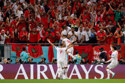 Moroccos players celebrate their teams first goal during the Qatar 2022 World Cup Group F football match between Belgium and Morocco at the Al-Thumama Stadium in Doha on November 27, 2022. (Photo by Odd ANDERSEN / AFP)Editoria: SPOLocal: DohaIndexador: ODD ANDERSENSecao: soccerFonte: AFPFotógrafo: STF<!-- NICAID(15277817) -->