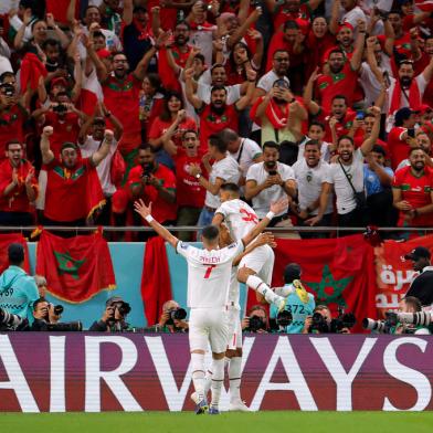 Moroccos players celebrate their teams first goal during the Qatar 2022 World Cup Group F football match between Belgium and Morocco at the Al-Thumama Stadium in Doha on November 27, 2022. (Photo by Odd ANDERSEN / AFP)Editoria: SPOLocal: DohaIndexador: ODD ANDERSENSecao: soccerFonte: AFPFotógrafo: STF<!-- NICAID(15277817) -->