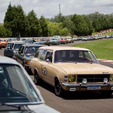 Viamão, RS, Brasil, 27/11/2022 - Clubes de Opala e Caravan de diferentes locais do Brasil se organizaram para evento que reuniu admiradores dos veículos da Chevrolet em Tarumã. - Foto: Jefferson Botega/Agência RBSIndexador: Jeff Botega<!-- NICAID(15277875) -->